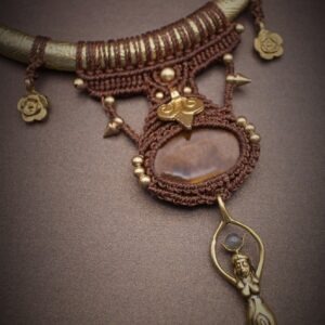 Makramee choker kaelakee “Jumalanna” messingist rõngal