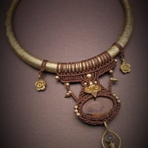 Makramee choker kaelakee “Jumalanna” messingist rõngal