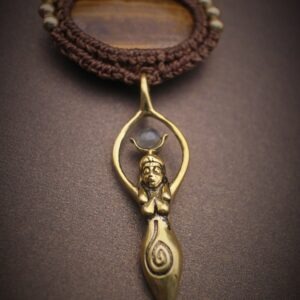 Makramee choker kaelakee “Jumalanna” messingist rõngal