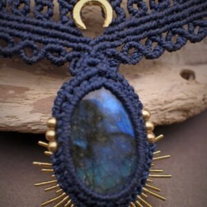 Makramee choker kaelakee labradoriidiga