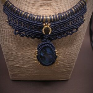 Makramee choker kaelakee labradoriidiga