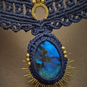 Makramee choker kaelakee labradoriidiga