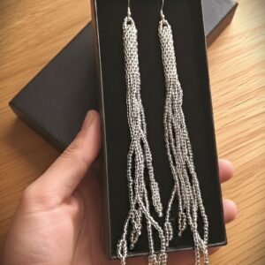 Seemnehelmestest valged tutikõrvarõngad