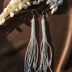 Seemnehelmestest valged tutikõrvarõngad