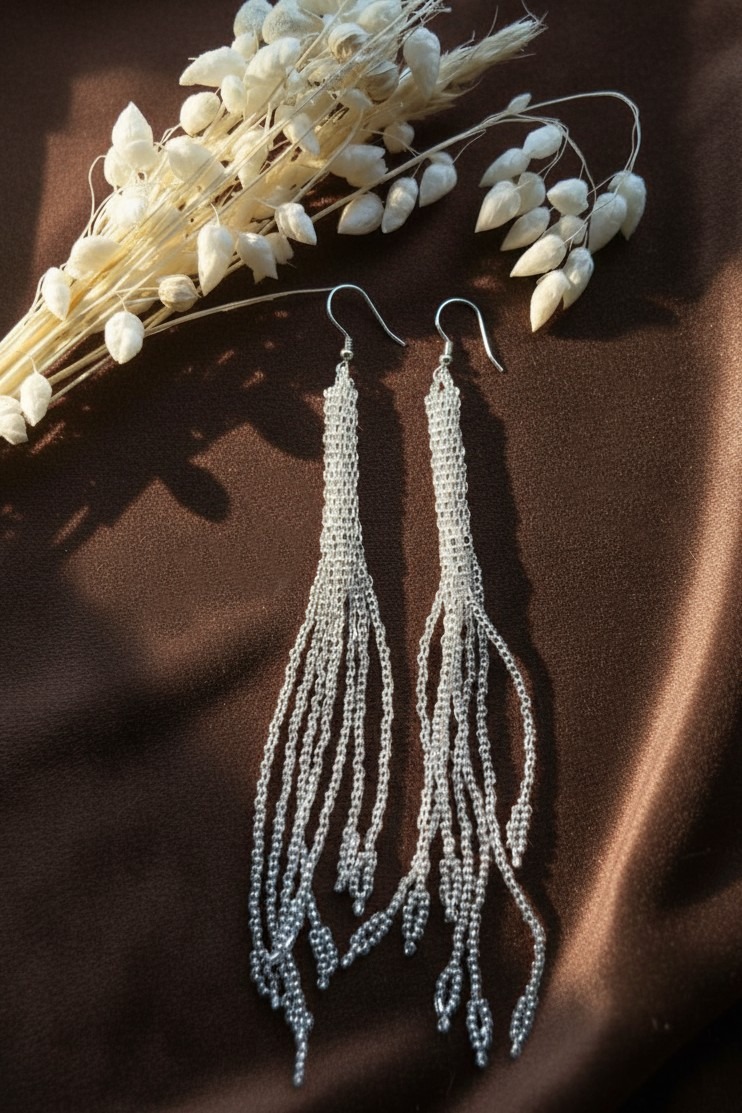 Seemnehelmestest valged tutikõrvarõngad