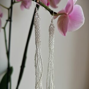 Seemnehelmestest valged tutikõrvarõngad