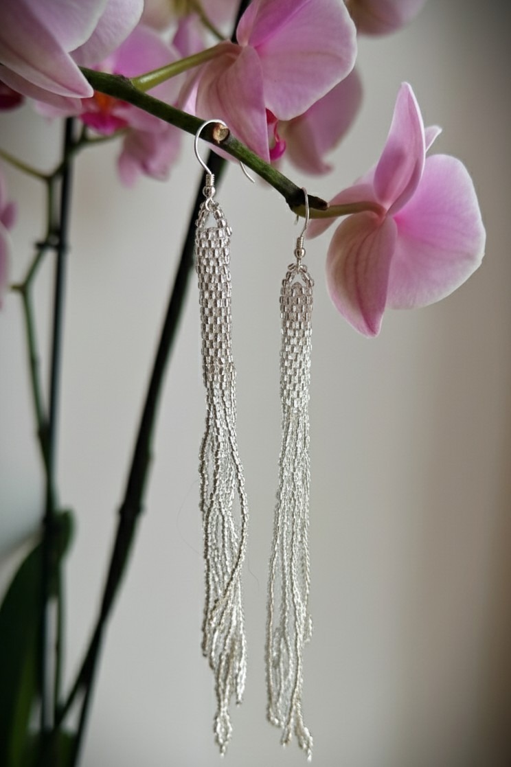 Seemnehelmestest valged tutikõrvarõngad