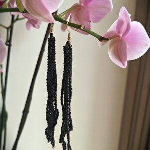 Seemnehelmestest mustad tutikõrvarõngad