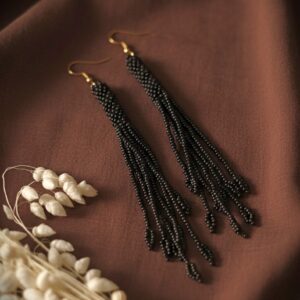 Seemnehelmestest mustad tutikõrvarõngad