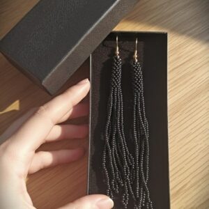 Seemnehelmestest mustad tutikõrvarõngad