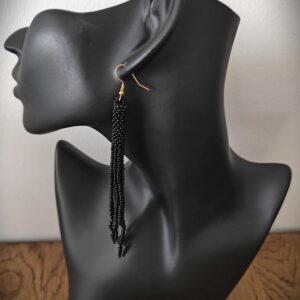 Seemnehelmestest mustad tutikõrvarõngad