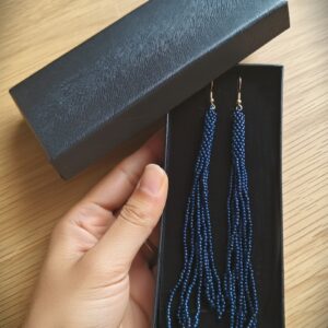 Seemnehelmestest tumesinised tutikõrvarõngad