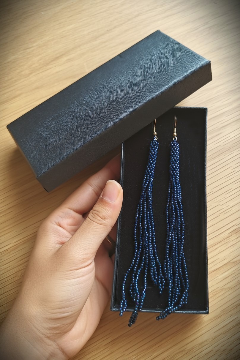 Seemnehelmestest tumesinised tutikõrvarõngad