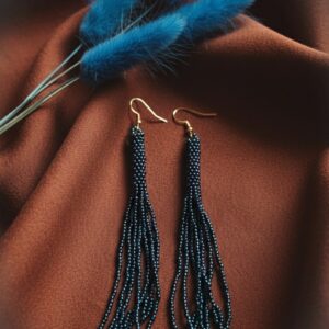 Seemnehelmestest tumesinised tutikõrvarõngad