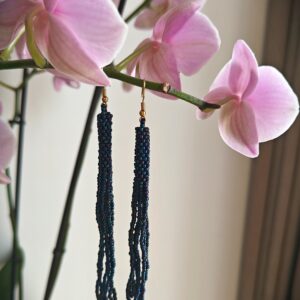 Seemnehelmestest tumesinised tutikõrvarõngad