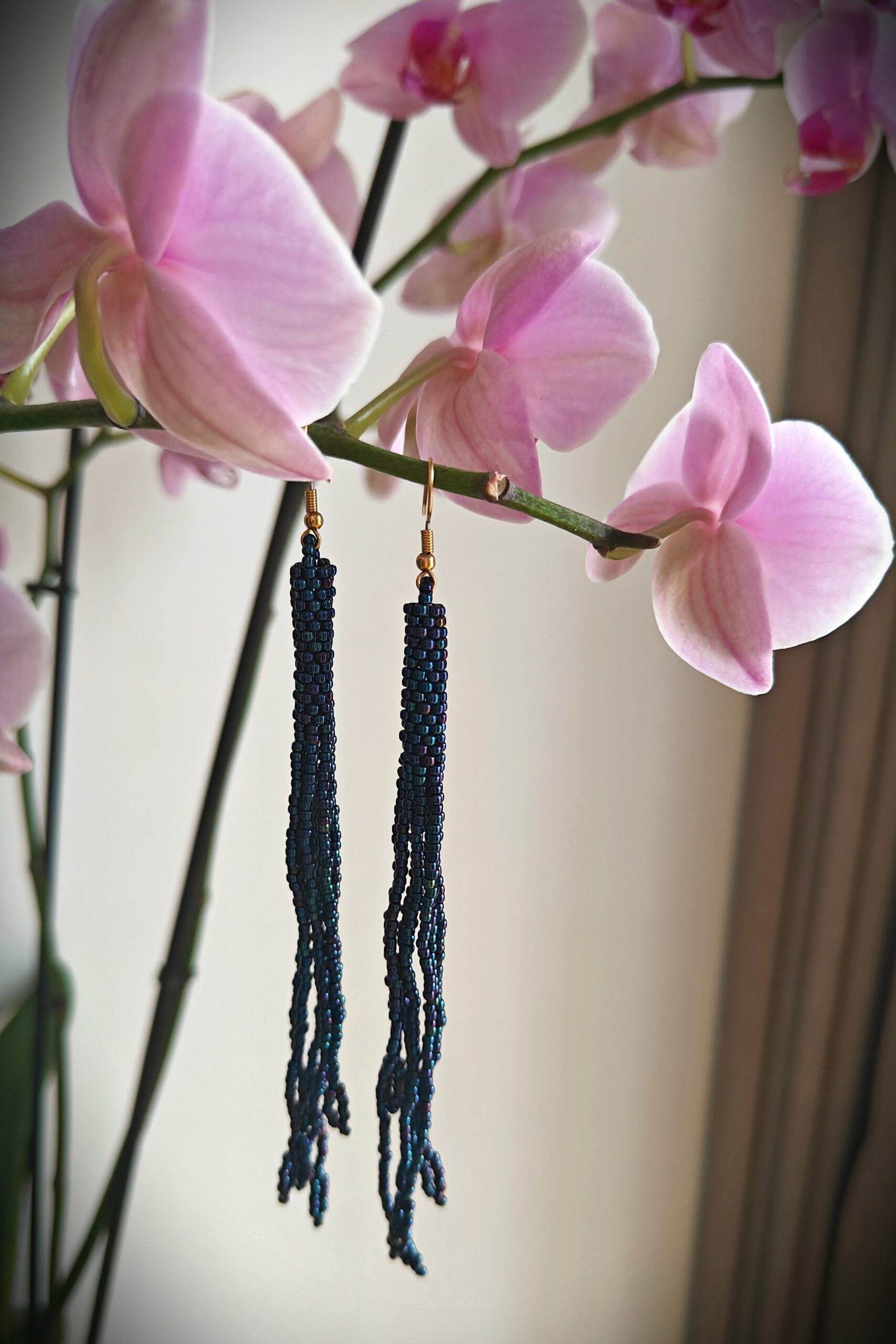 Seemnehelmestest tumesinised tutikõrvarõngad