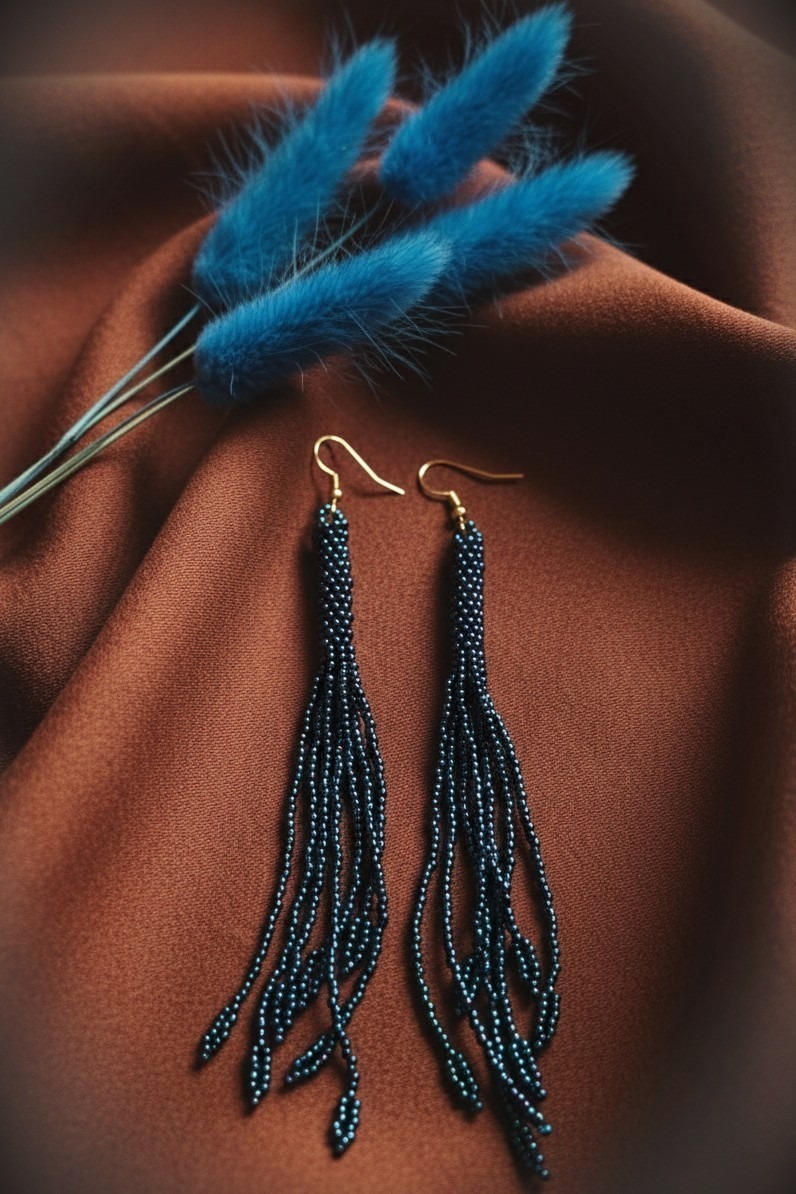 Seemnehelmestest tumesinised tutikõrvarõngad