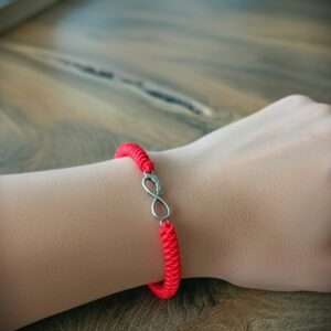 Punane tiibeti käepael hõbedast detailiga "Lõpmatu vabadus"