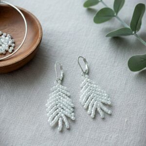 Seemnehelmestest kõrvarõngad "Pärlileht" valge