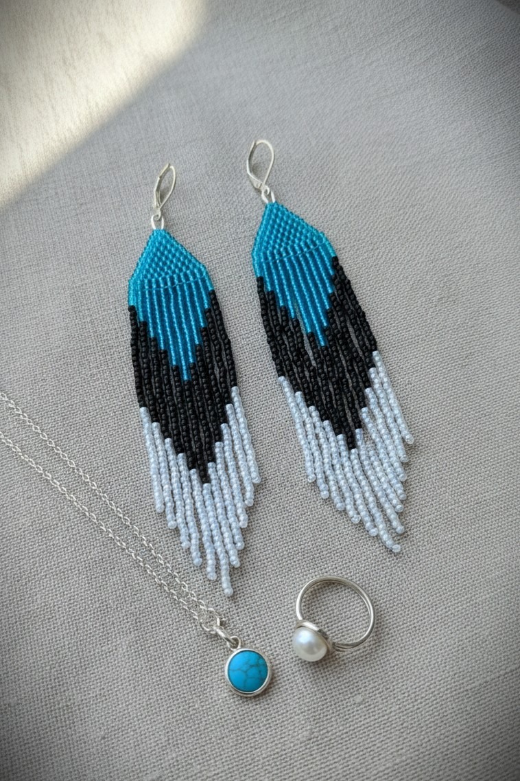 Seemnehelmestest kõrvarõngad "Sini-must-valge"